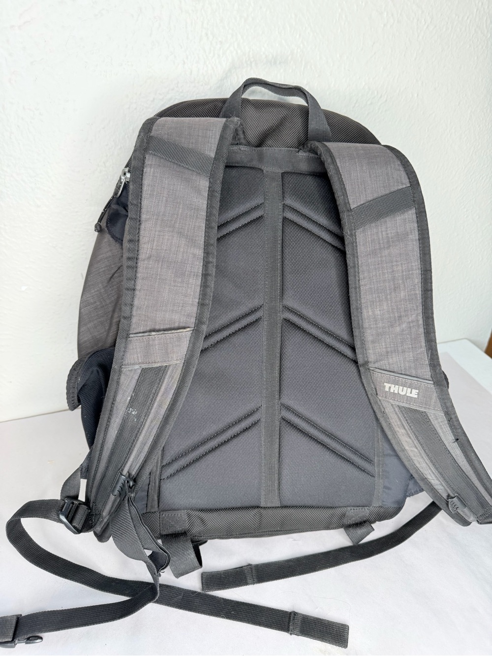 Thule gray computer backpack - Picture 3 of 10